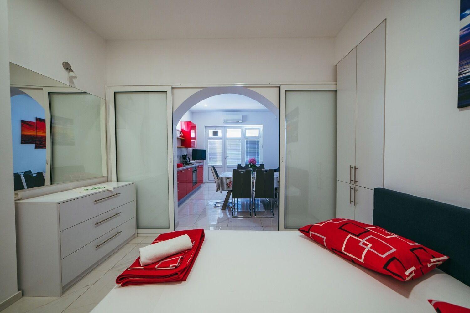 Apartments Lovre - Close To The Sea Брела Екстериор снимка
